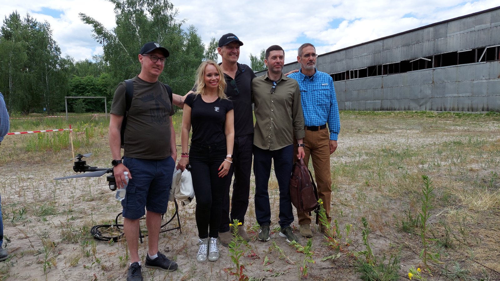 Волонтери та учасники фонду Жовто-блакитний з іноземними гостями